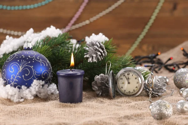 Relógios antigos, ramo de abeto, vela, decorações de Natal — Fotografia de Stock