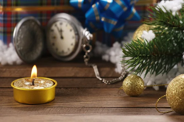 Relógios antigos, ramo de abeto, vela, decorações de Natal — Fotografia de Stock