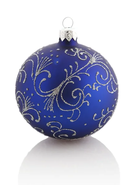 Kerst bal (kerst ornament). blauwe kleur. Geïsoleerd . — Stockfoto