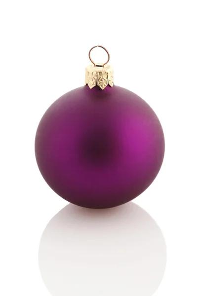 Weihnachtskugel (Weihnachtsschmuck). violette Farbe. isoliert. Stockbild