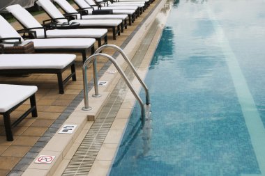 Plaj sandalyeleri üst üste dizilmiş