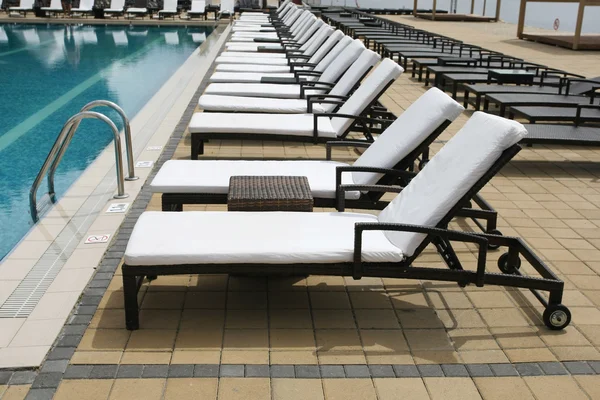 Cadeiras de praia alinhadas em uma fileira — Fotografia de Stock