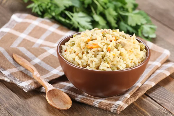 Arroz com legumes em uma tigela de cerâmica — Fotografia de Stock