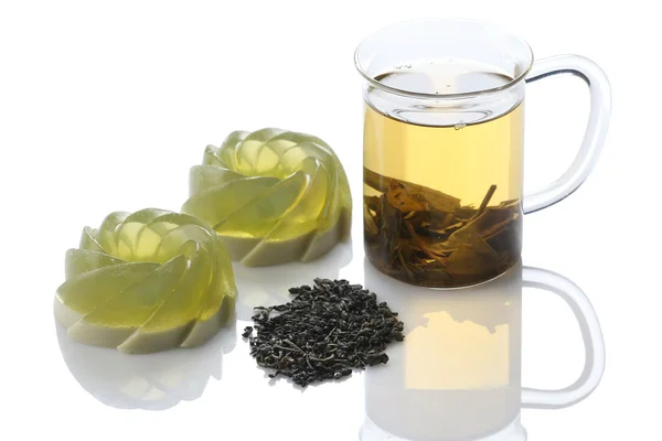 Grön gelé efterrätt, grönt te på vit bakgrund isolera — Stockfoto
