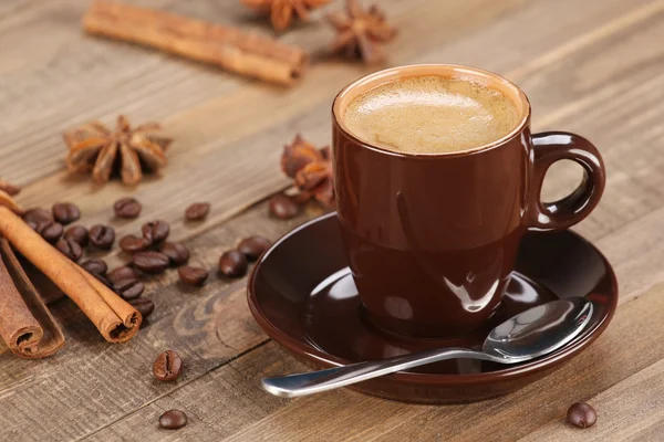 Braune Kaffeetasse r auf dem Hintergrund von Holzplanken — Stockfoto