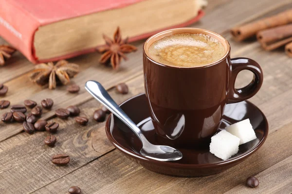 Tazza di caffè marrone r sullo sfondo di assi di legno — Foto Stock