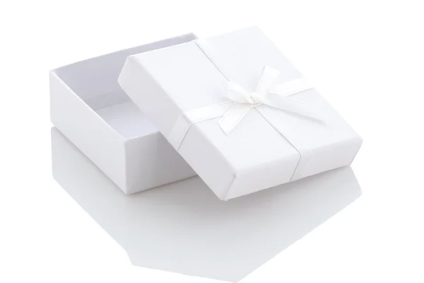 Caja de regalo blanco ajar sobre un fondo blanco —  Fotos de Stock