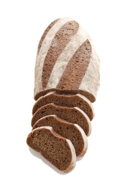 Somun ve beyaz zemin üzerine çavdar ekmek dilimleri 