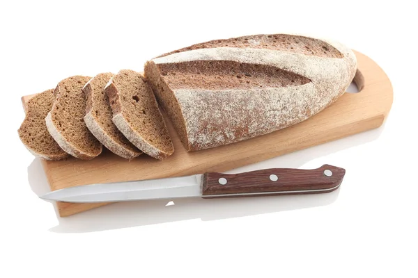 Brood en sneetjes roggebrood op een snijden die boards isoleren — Stockfoto