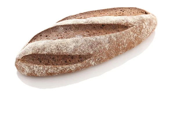 Rogge brood op een witte achtergrond — Stockfoto