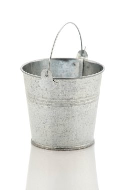 Çinko metal kova izole üzerinde beyaz arka plan