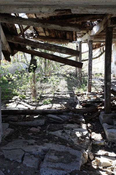Разрушенный и заброшенный амбар в сельской местности — стоковое фото