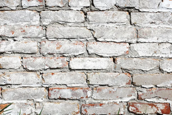 Vieux mur de briques peint avec de la peinture blanche — Photo