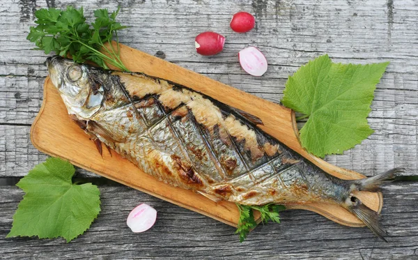 Grilled herring, radishes and parsley on a cutting Boards close — Stock Image Grilled herring, radishes and parsley on a cutting Boards close Royalty Free Stock Images