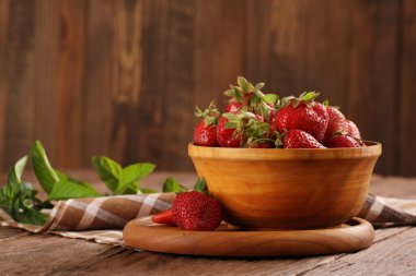 çilek yakın çekim bir ahşap kase 