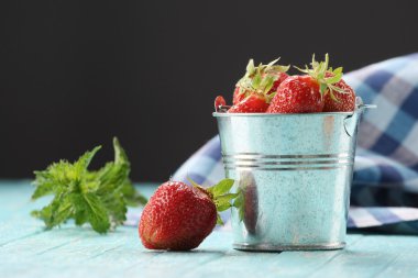 çilek berry de kova yakın çekim 