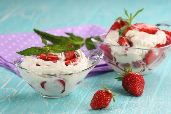 Erdbeeren mit Sahne in einer Glasschüssel — Stockfoto