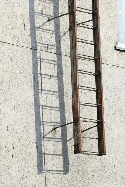 Escada de metal velho e parede de enxofre . — Fotografia de Stock