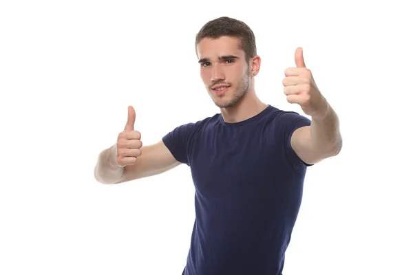 Усміхнений чоловік у футболці показує великі пальці вгору. ізольовані — стокове фото