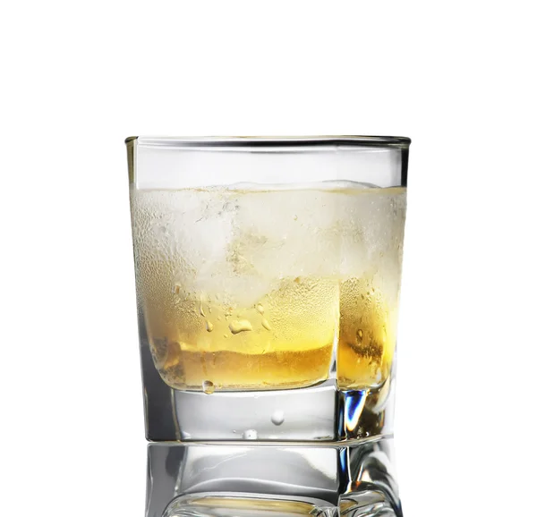 Whisky med is i en svettig glas på en vit bakgrund jag — Stockfoto