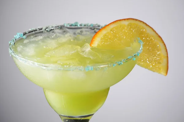 A beautiful cocktail with ice decorated with a slice of lemon — Stock Photo, Image