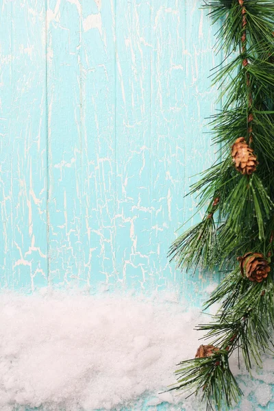 木の板に雪とスプルースの枝が描かれました。 — ストック写真