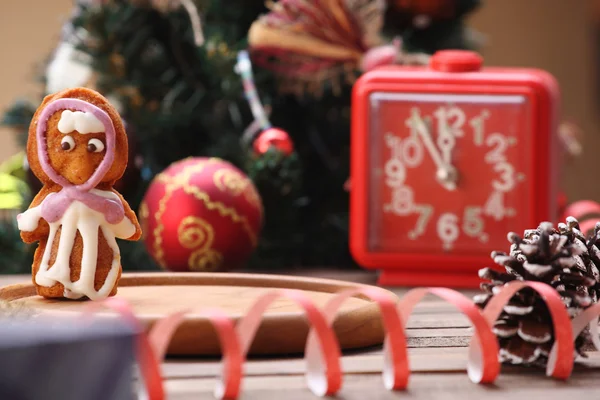 Pão de gengibre, árvore de Natal, cones de pinho, despertador  . — Fotografia de Stock