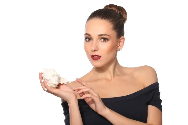 Mooie vrouw met shell in hand op witte achtergrond — Stockfoto