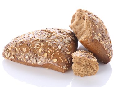 Kahverengi topuz keten tohumu, ayçiçeği, kabak ve sesa serpilir