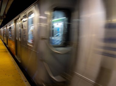 New York 'ta yüksek hızlı metro hareket bulanıklığı