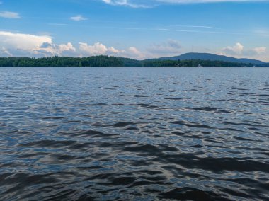 Kanada göl manzarası Yazın gölün kenarında orman ve dağlar