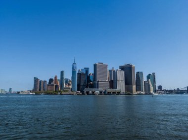 Finansal bölgedeki gökdelenlerin güneşli manzarası, Hudson Nehri 'nden berrak gökyüzü