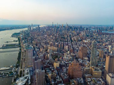 Manhattan 'ın hava manzarası, New York şehri, gün batımından önce, kuzeye bakan bir Dünya Ticaret Merkezi manzarası.