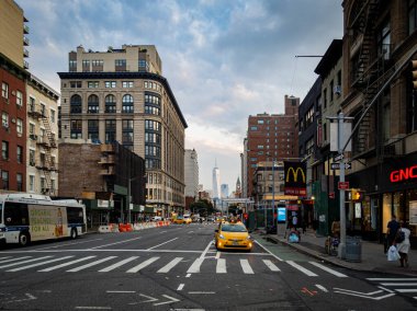 Chelsea, Manhattan, New York 'ta bir dünya ticaret merkezi manzaralı bir cadde