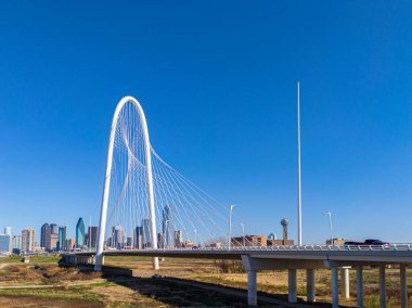 Margaret Hunt Tepesi Köprüsü Dallas, Teksas 'taki Trinity Nehri' nden geçiyor.