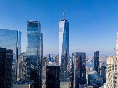 Financial District, Manhattan, New York 'taki One World Trade Center ve diğer gökdelenlerin yüksek görünümü