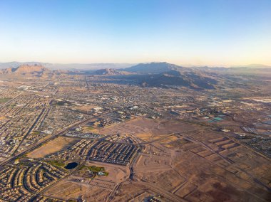 Las Vegas Vadisi 'nin havadan gün batımı manzarası dağlarla çevrili, açık gökyüzü