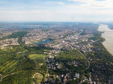 Bronx, New York 'un havadan görünüşü Manhattan ve Brooklyn' den güneye bakıyor.