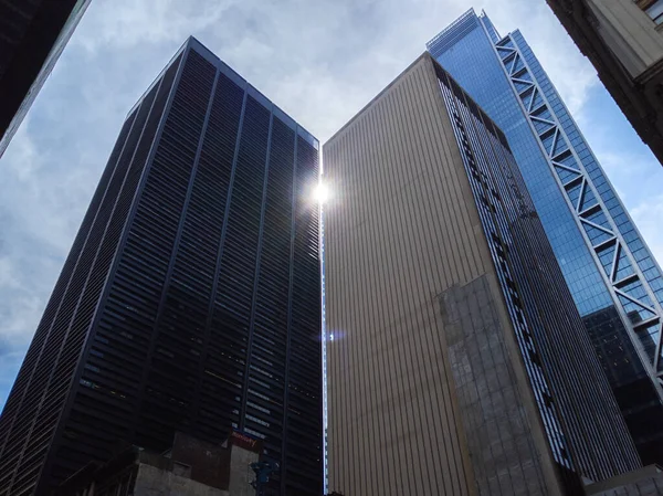 Finansal Bölge, Manhattan, New York 'ta iki bina arasında gün ışığı parlıyor