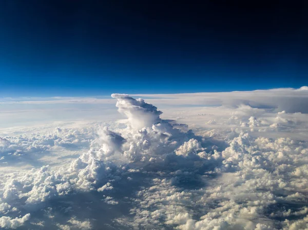 Koyu Mavi Arkaplanın Altında Eşsiz Şekilli Beyaz Kümülonimbus Bulutlarının Hava — Stok fotoğraf