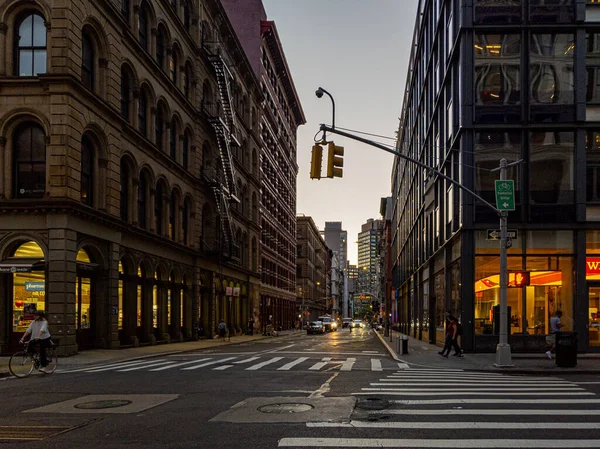 SoHo, Manhattan, New York 'ta gün batımında sokak manzarası