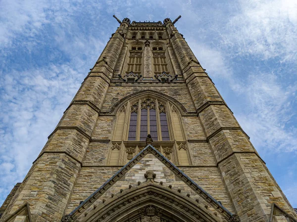 Parliament Hill, Ottawa, Kanada 'daki Merkez Blok binasına bakıyorum. Gökyüzü bulutlu.