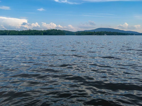 Kanada göl manzarası Yazın gölün kenarında orman ve dağlar
