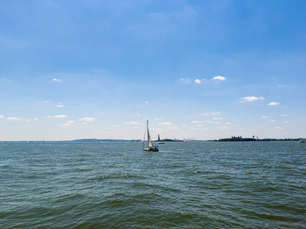 炎炎夏日 哈德逊河上的帆船 背景为自由岛 — 图库照片