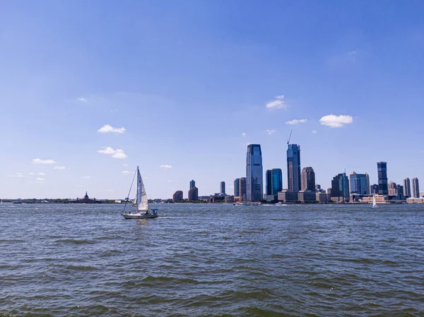 Hudson Nehri Nde Yelkenliler Jersey City Nin Arka Planında Sıcak — Stok fotoğraf