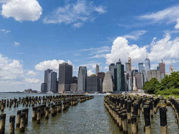 Brooklyn Sahilinden Manhattan Daki Finans Bölgesi Gökdelenlerinin Manzarası — Stok fotoğraf