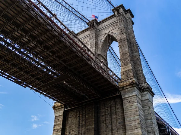 Brooklyn Bridge Dia Verão Brilhante Nova York Com Bandeira Americana — Fotografia de Stock