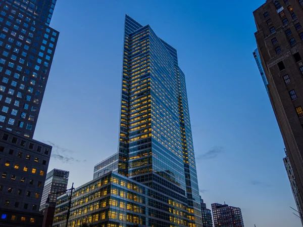 Battery Park City 'deki gökdelende yaz akşamları tüm katlarda ışıklar var.