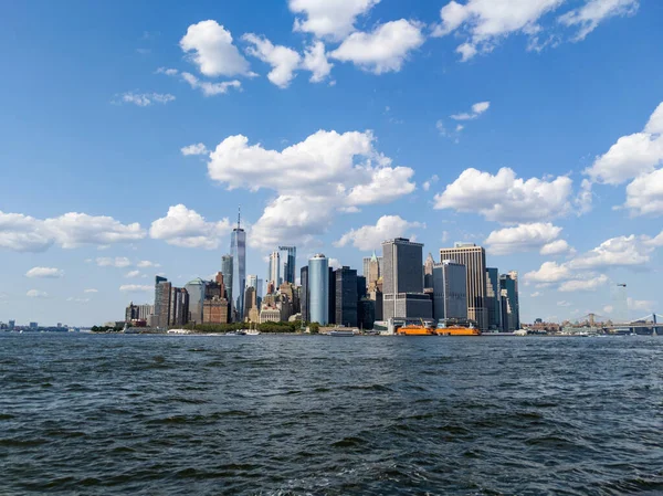 Hudson Nehri 'nden Manhattan, Finansal Bölgedeki gökdelenlerin güneşli manzarası