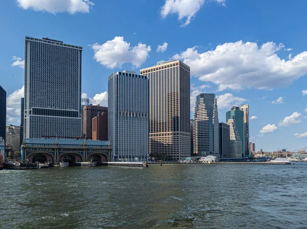 Hudson Nehri Nden Manhattan Finansal Bölgedeki Gökdelenlerin Güneşli Manzarası — Stok fotoğraf